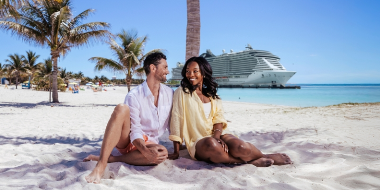Zwei Menschen am Strand der MSC Insel